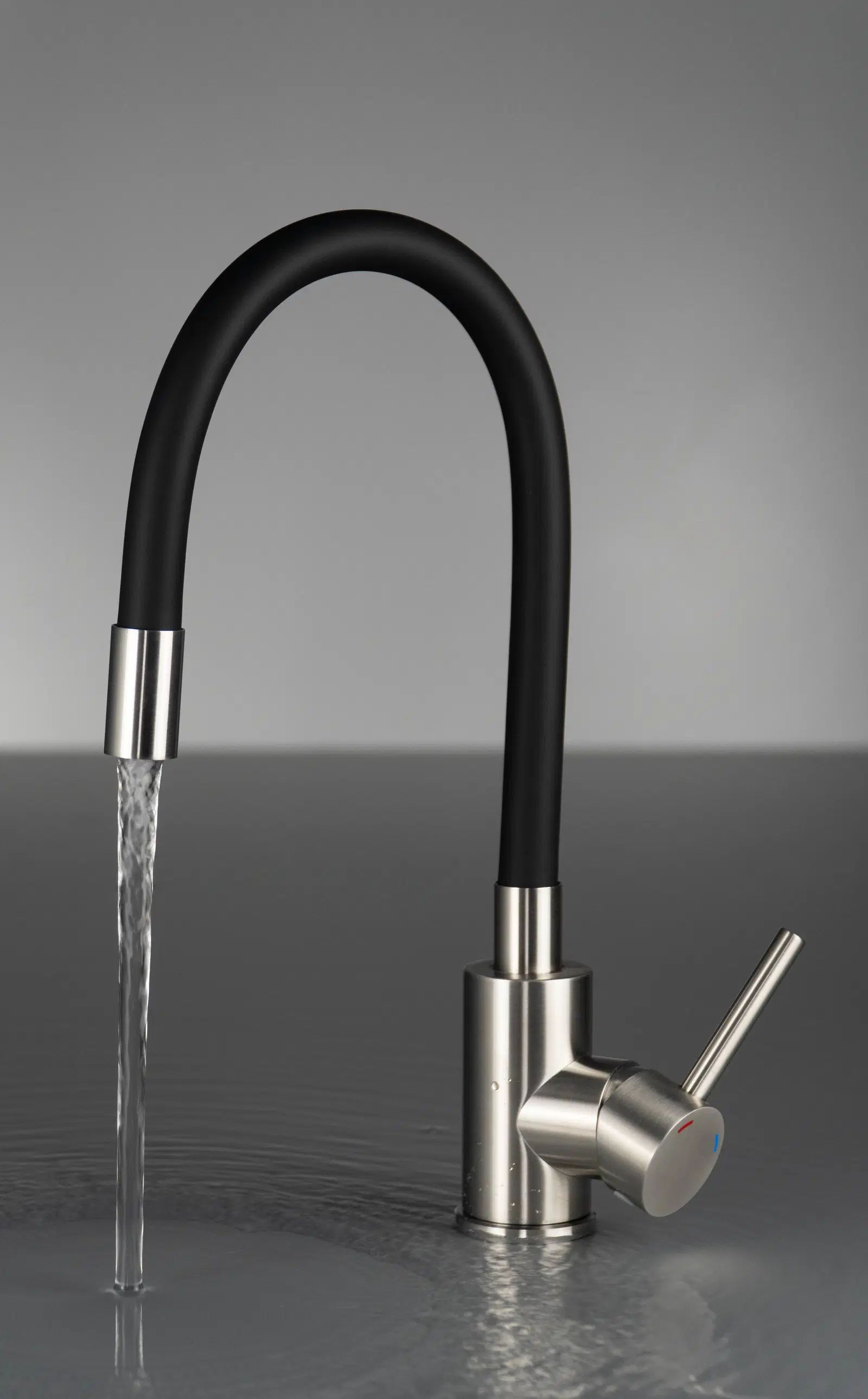 Flexible Spültischarmatur, biegsamer Wasserhahn für die Küche, hoher Auslauf, schwenkbar, schwarz/edelstahl